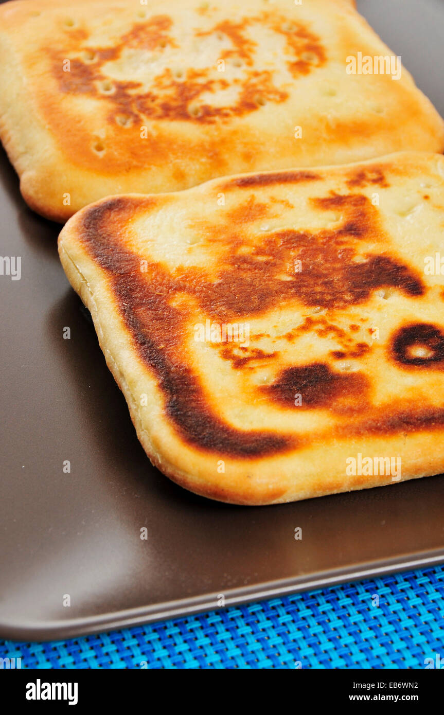 Nahaufnahme von einem schwarzen Platten mit einigen vorbereitet Schinken und Käse-sandwiches Stockfoto