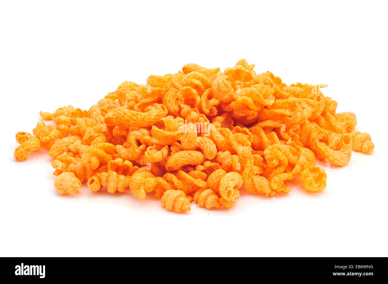 ein Haufen mit Käse gewürzt extrudierte Snacks mit verschiedenen Formen auf weißem Hintergrund Stockfoto