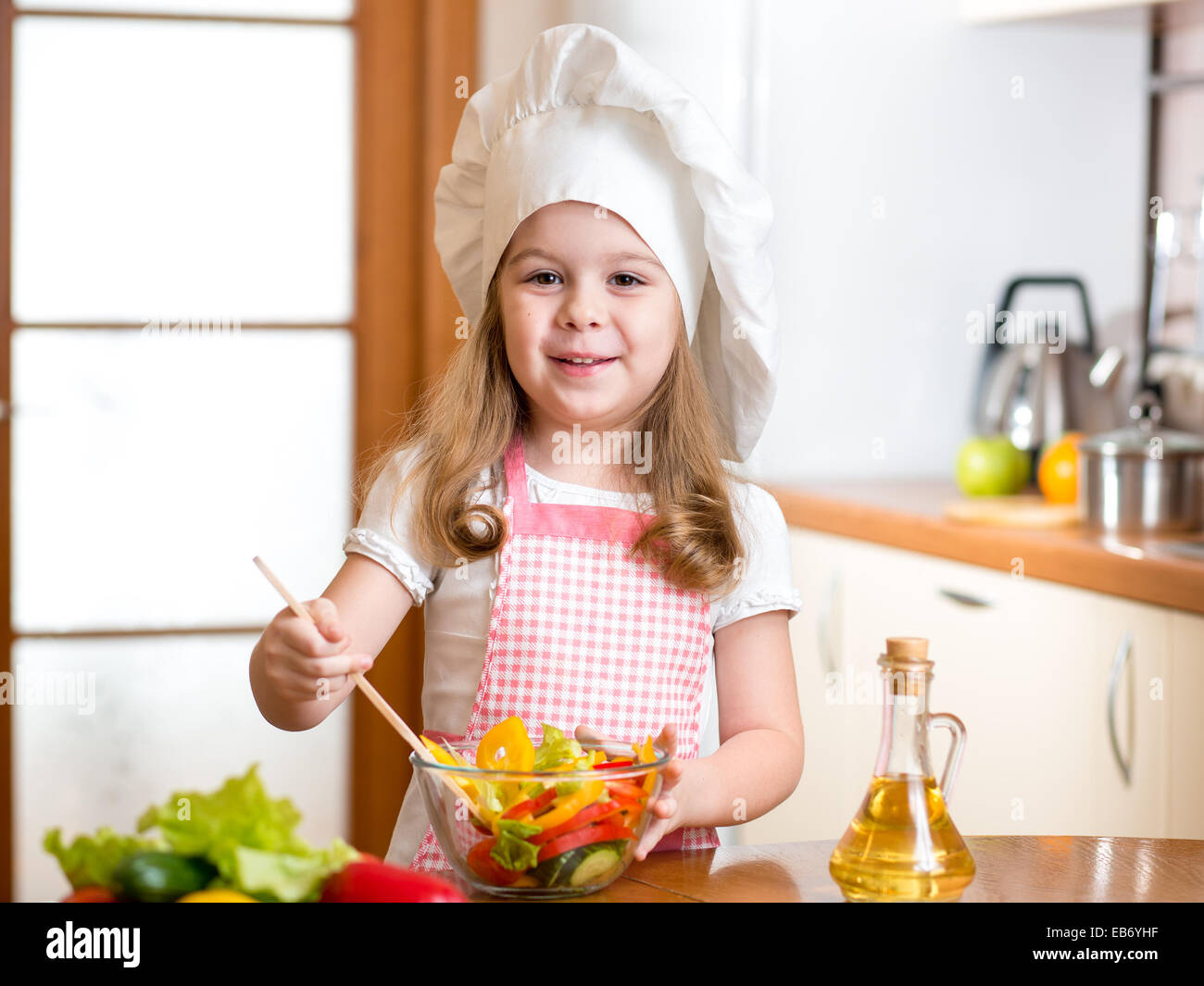 Kind, die Zubereitung von gesunden Speisen in Küche Stockfoto