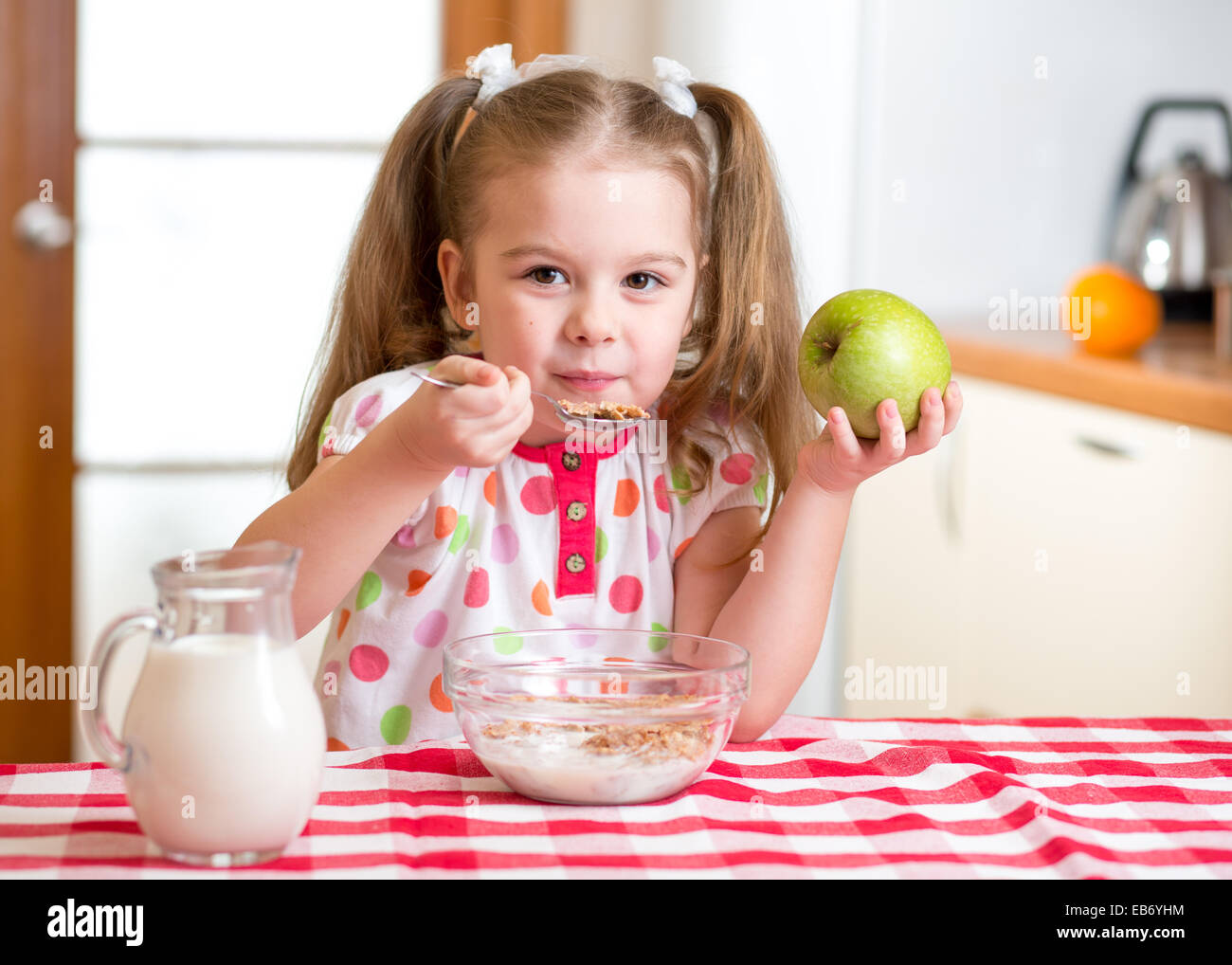 Kind gesund Essen in der Küche Stockfoto