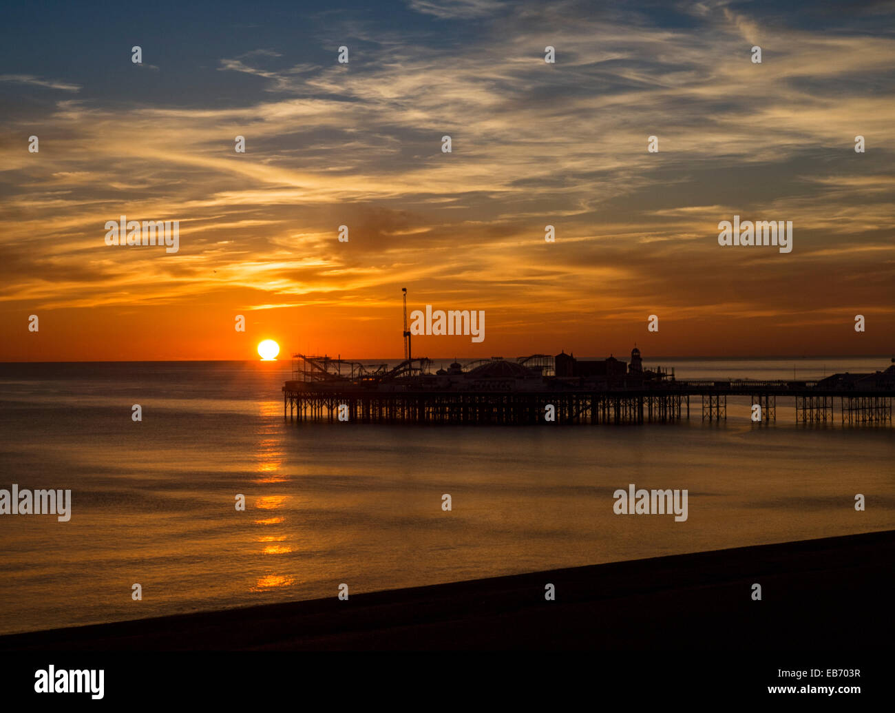 Sonnenuntergang über Brighton Pier, England, Vereinigtes Königreich Stockfoto