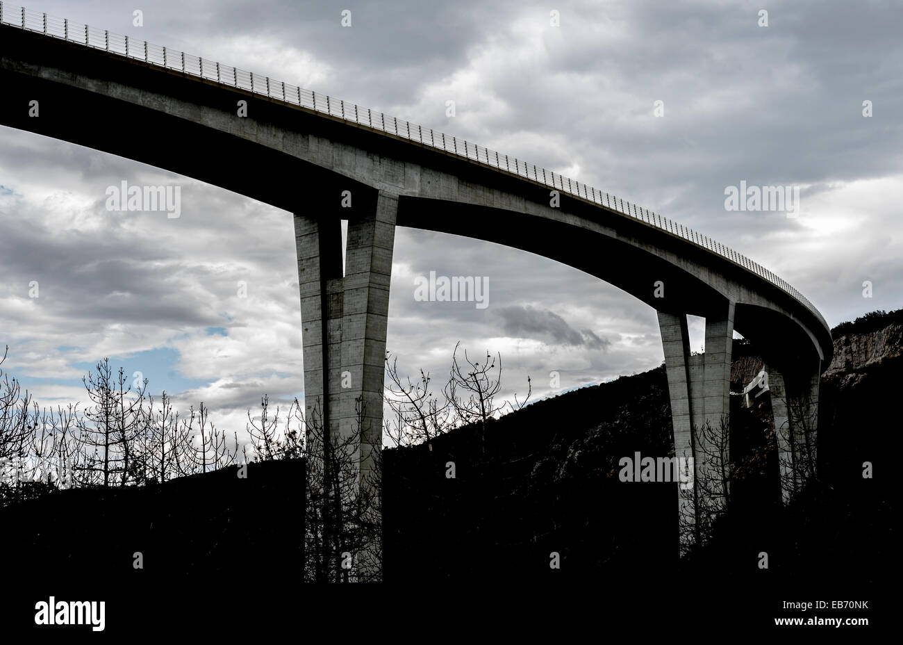 Dunklen Autobahn Überführung Silhuette gemacht in einem Programm. Stockfoto