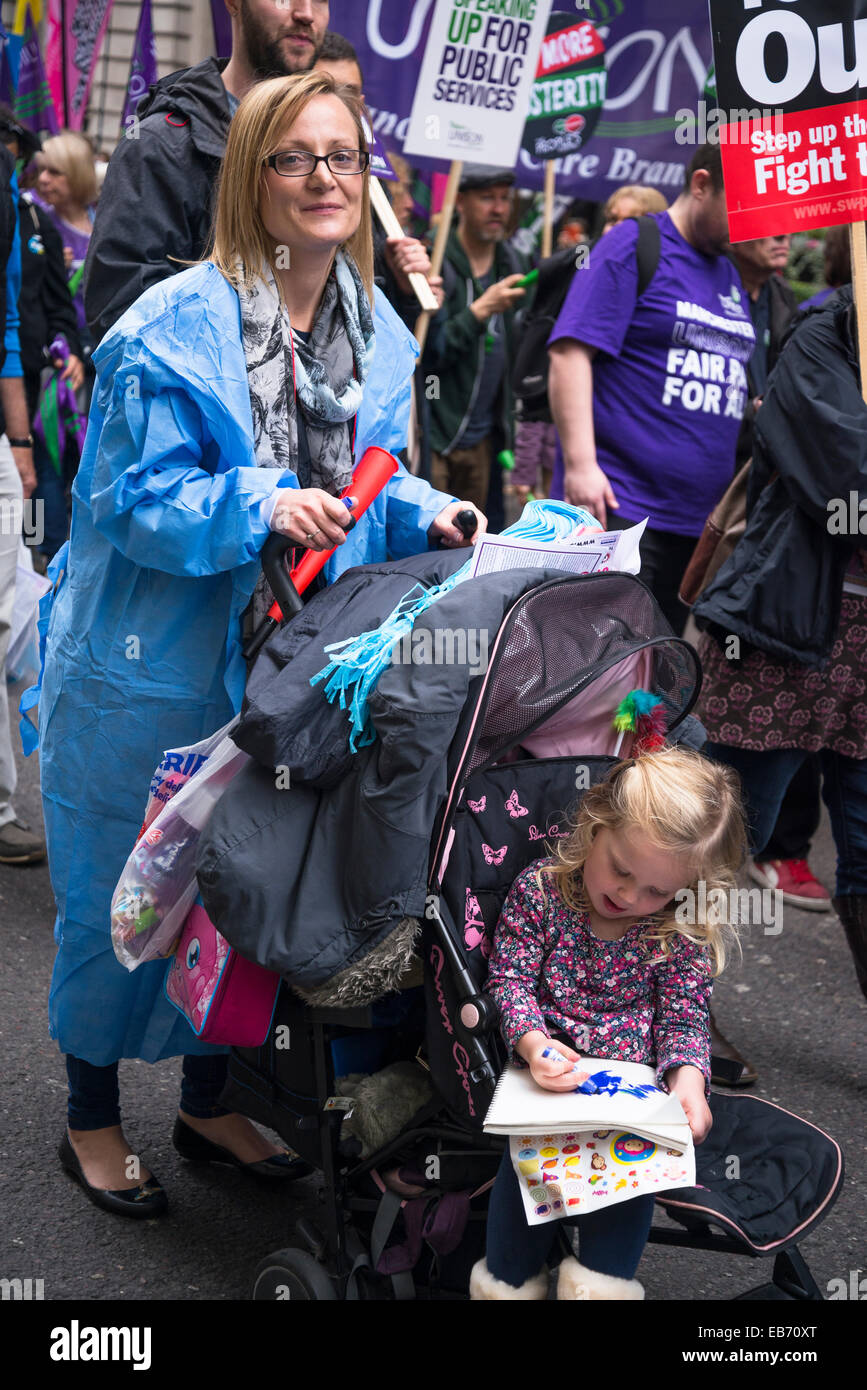 Großbritannien braucht Zahlen steigen März, London, Mutter mit einem Kind im Kinderwagen, 18. Oktober 2014, UK Stockfoto