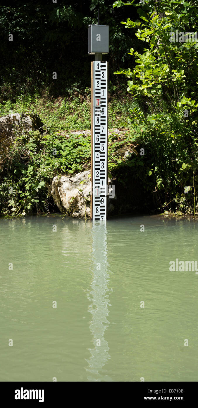 Eine tiefe Markierung zeigt die Wassertiefe. Stockfoto