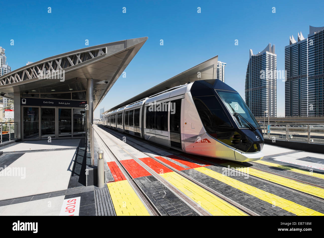 Bahnhof und Straßenbahn auf neue Dubai Straßenbahnsystem im Marina District von Dubai Vereinigte Arabische Emirate Stockfoto