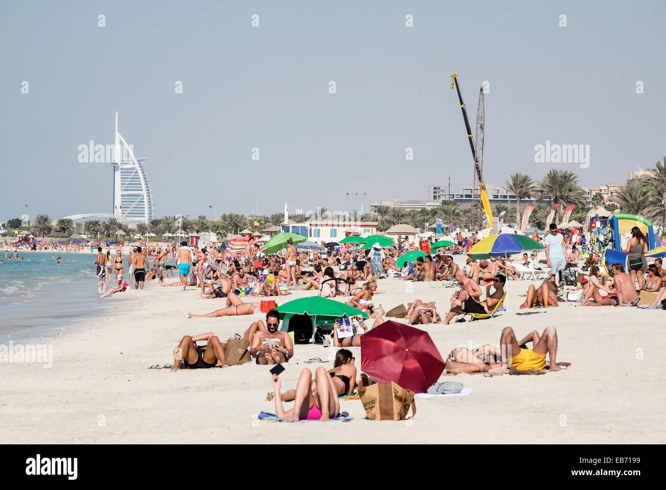 Belebten öffentlichen Strand am Jumeirah Beach Resort (JBR) im Marina District in Dubai Vereinigte Arabische Emirate Stockfoto