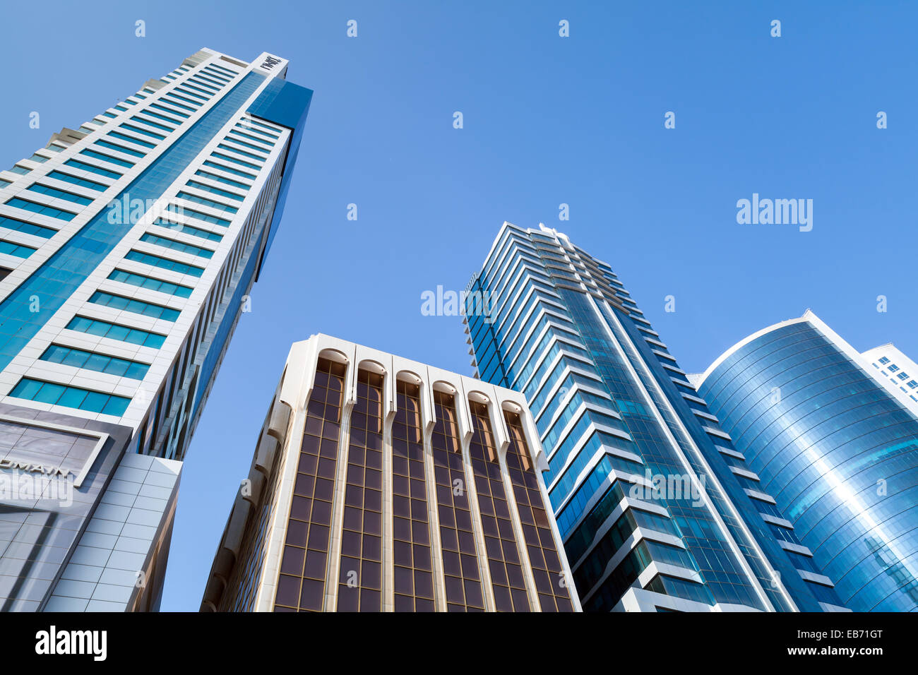 Manama, Bahrain - 21. November 2014: Moderne Bürogebäude und Hotels auf der Straße 1708 in der Stadt von Manama, Bahrain Stockfoto