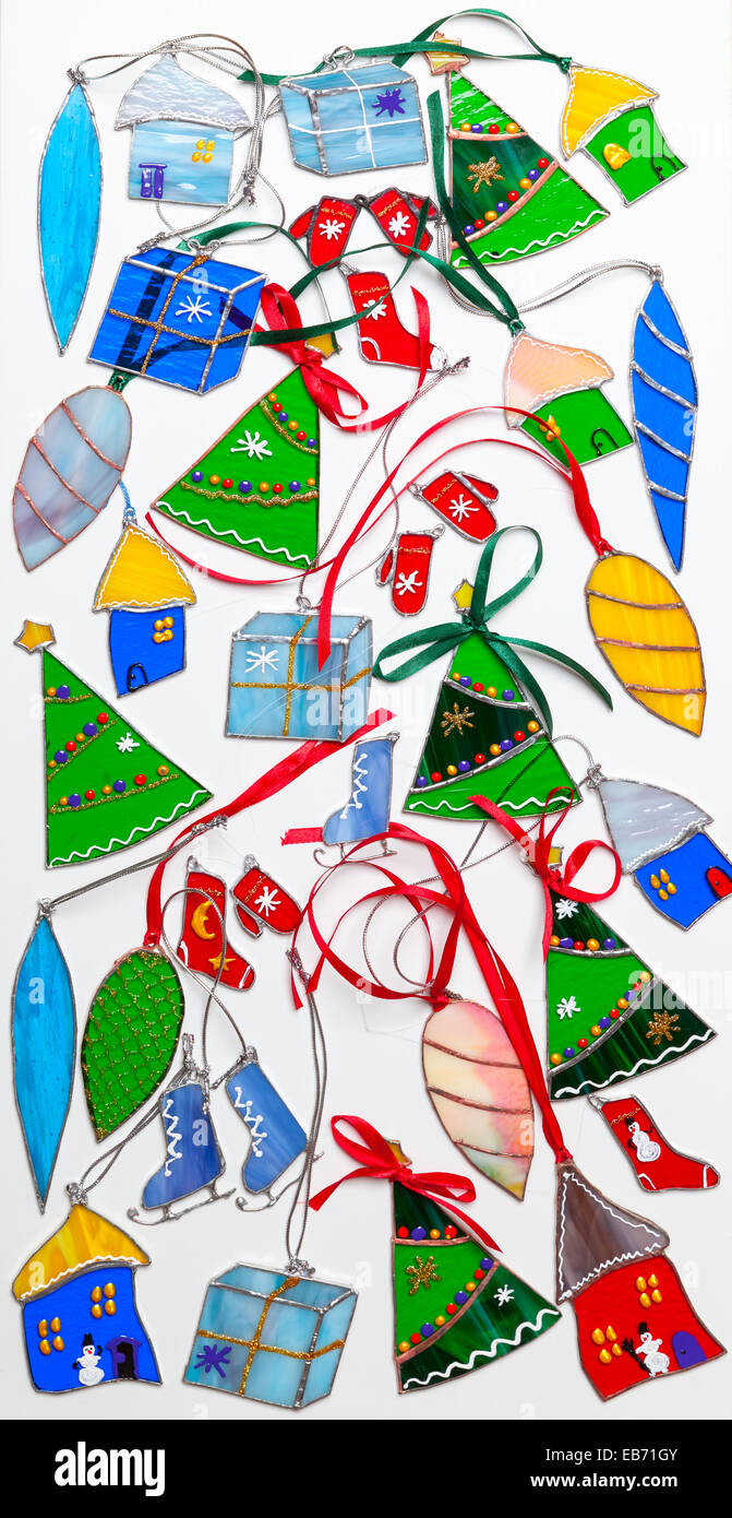Satz von Glasmalerei Weihnachten Dekor Handarbeiten auf weißem Hintergrund Stockfoto
