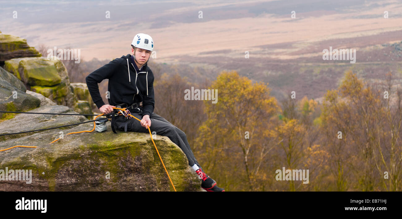 Junger Teenager Kletterer am birchenfarbig Rand in The Peak District von Derbyshire Stockfoto