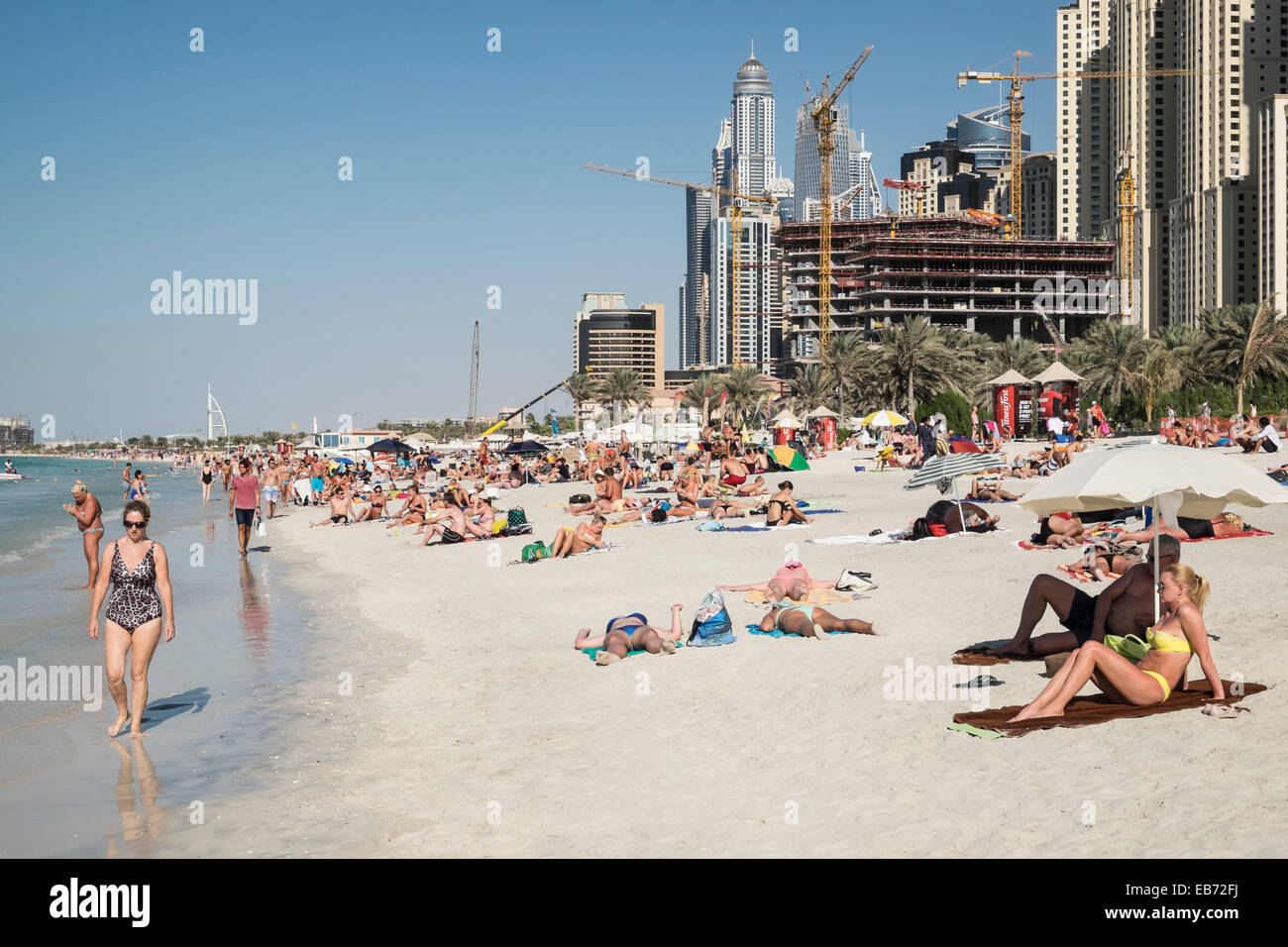 Belebten öffentlichen Strand am Jumeirah Beach Resort (JBR) im Marina