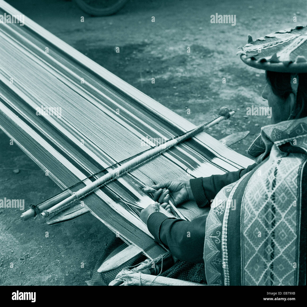 Peru, Cusco Region, Frauen beim Weben Textilien Stockfoto