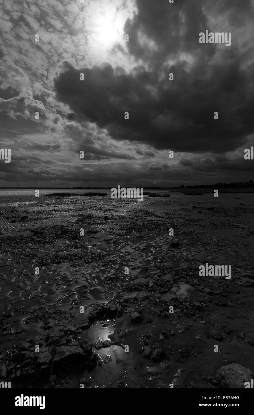 Ein dramatisches schwarz / weiß Bild von der Ostseite des Pegwell Bay Nature Reserve, Kent. Stockfoto