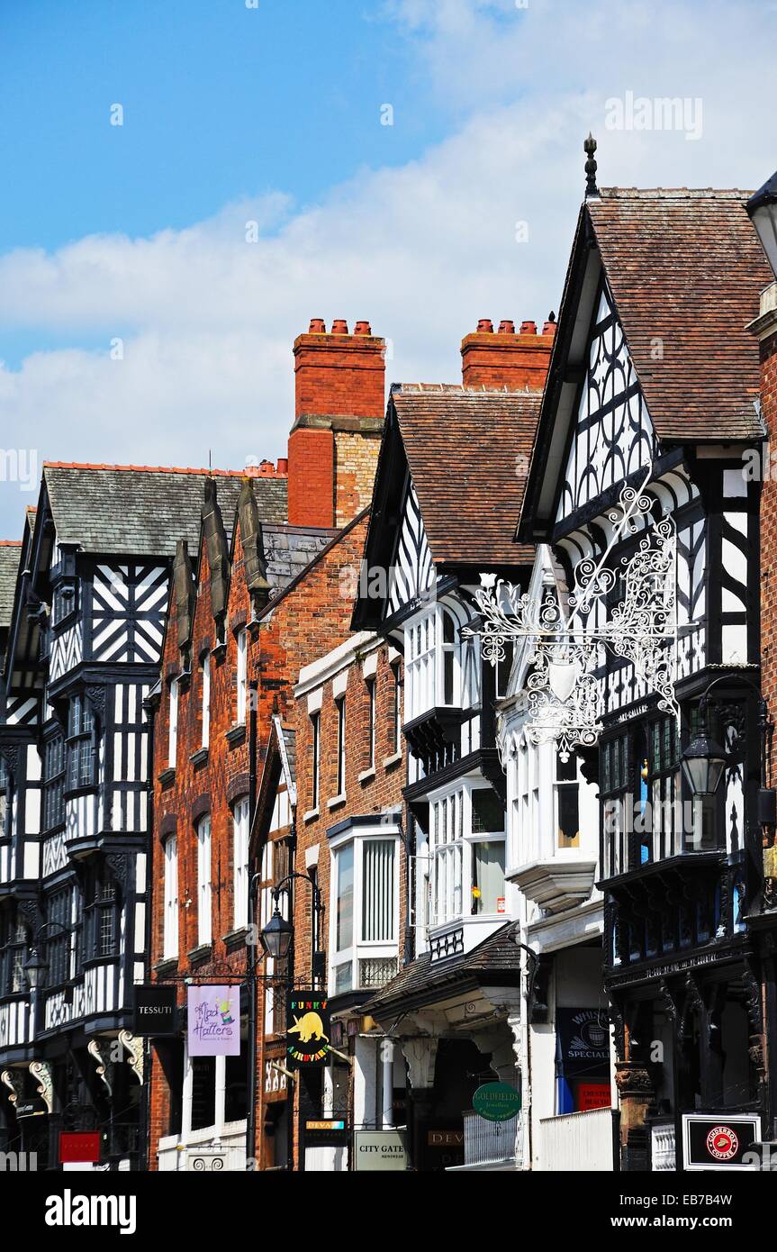 Alten Läden und Gebäude entlang Bridge Street, Chester, Cheshire, England, Vereinigtes Königreich, West-Europa. Stockfoto