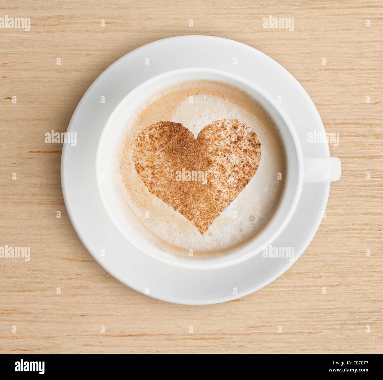 Kaffee Cappuccino-Tasse mit Schaum und Herz Form Stockfoto