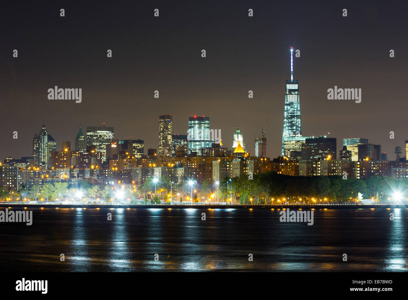 One World Trade Center mit Skyline und East River bei Nacht, Blick vom Brooklyner East River Park, NY, USA, 16. Oktober 2014. Stockfoto