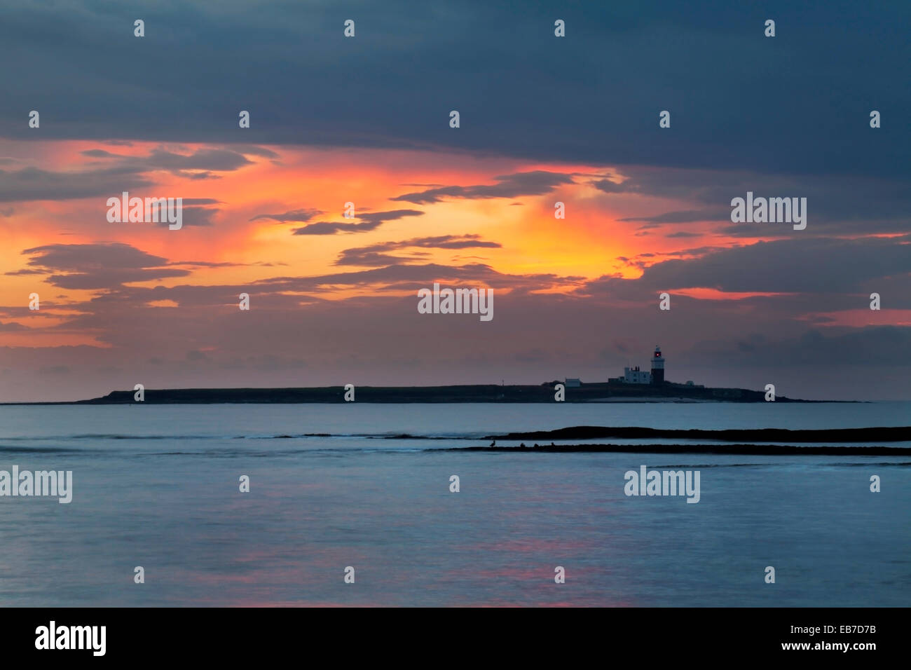 Dawn Himmel über Coquet Island Tölt von der Northumberland Küste England Stockfoto