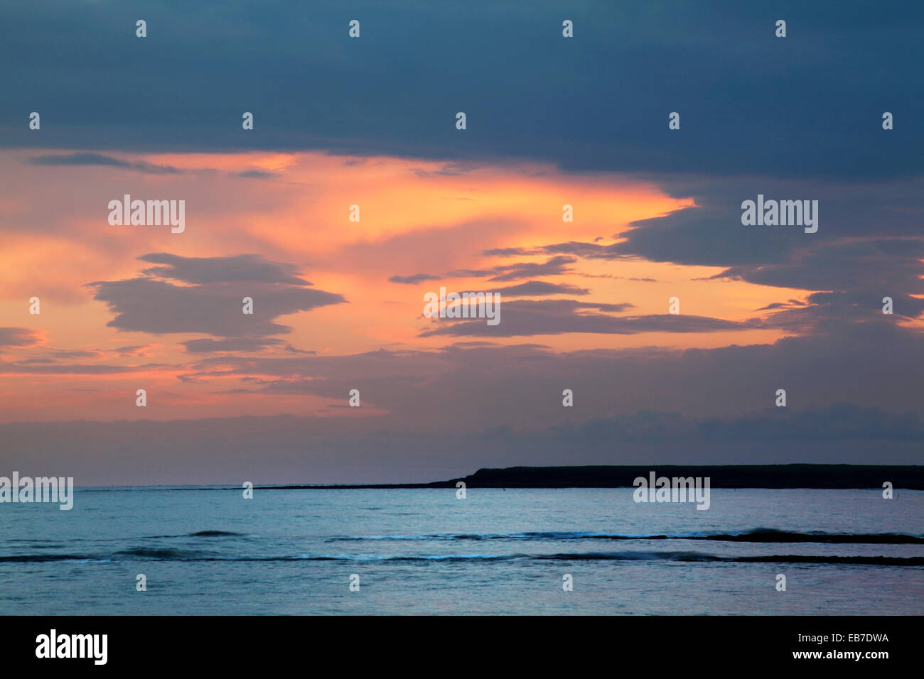 Dawn Himmel über der Nordsee schlendern Sie durch die Northumberland Küste England Stockfoto