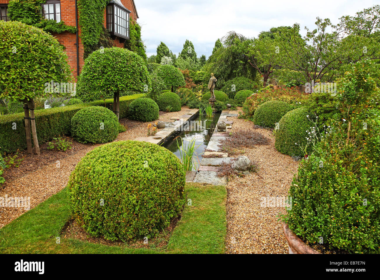 Topiary und Eibe Hecken in Wilkins Pleck Garten, Whitmore, Newcastle unter Lyme, Stoke on Trent, Staffordshire, England, Großbritannien Stockfoto