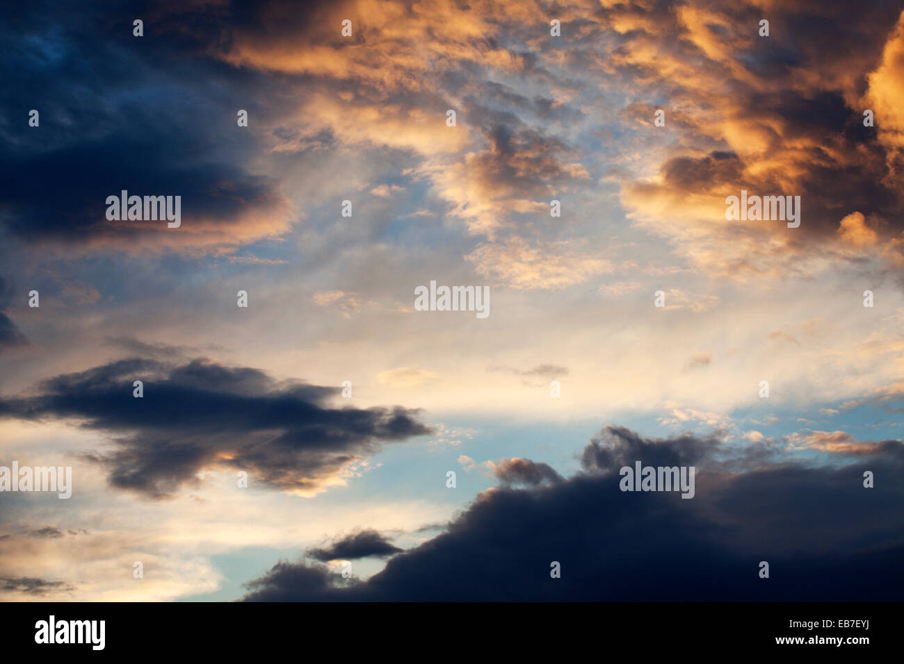 Dramatische Wolken von Morgensonne beleuchtet schlendern Sie durch die Northumberland Küste England Stockfoto