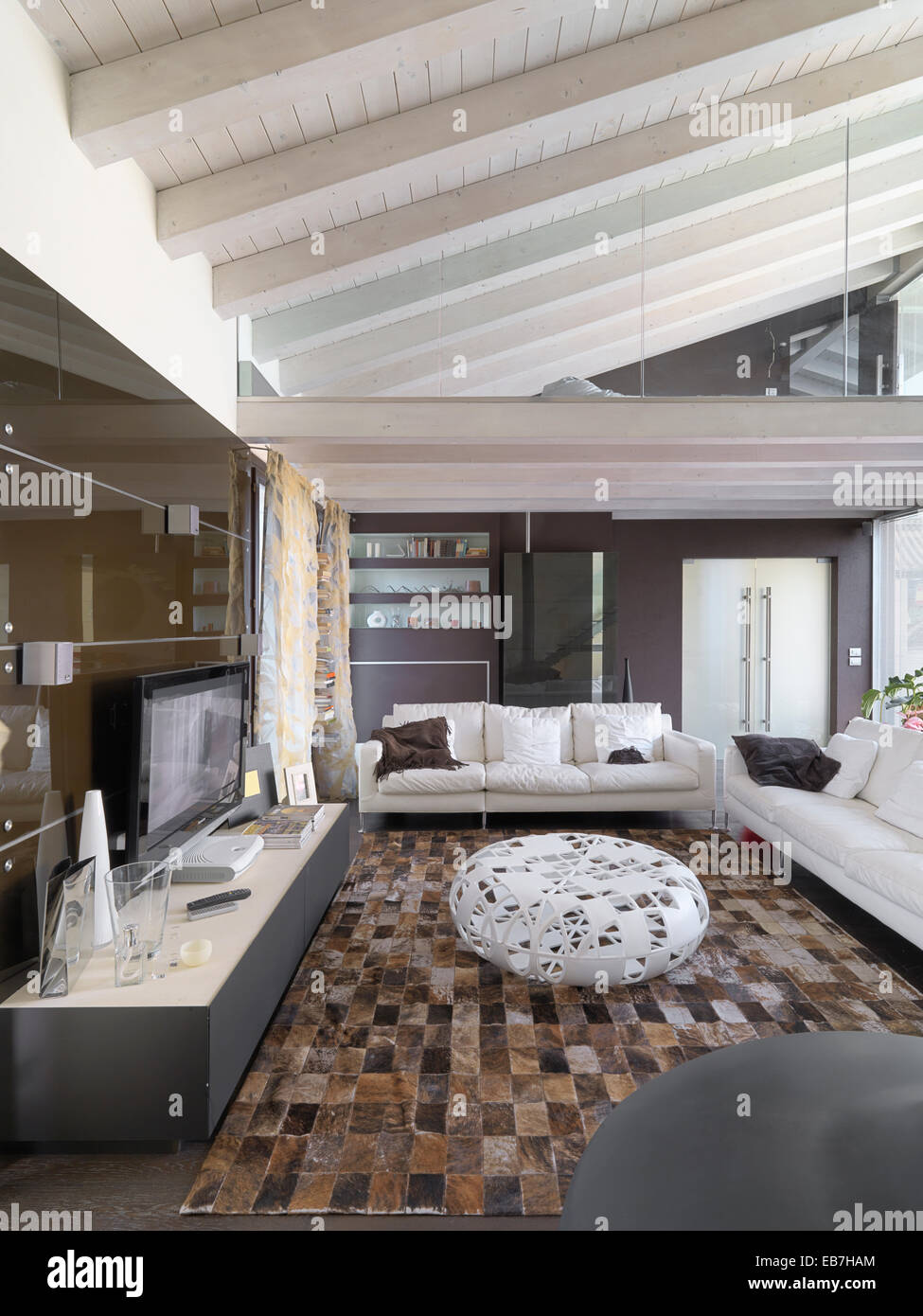 Innenansicht der moderne Wohnzimmer im Penthouse mit Holzdecke und ... Innenansicht der moderne Wohnzimmer im Penthouse mit Holzdecke und ...