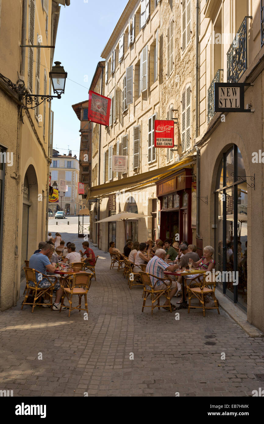 Außenterrasse mit Touristen in der Mitte Auch, Gers, Midi-Pyrenees Stockfoto