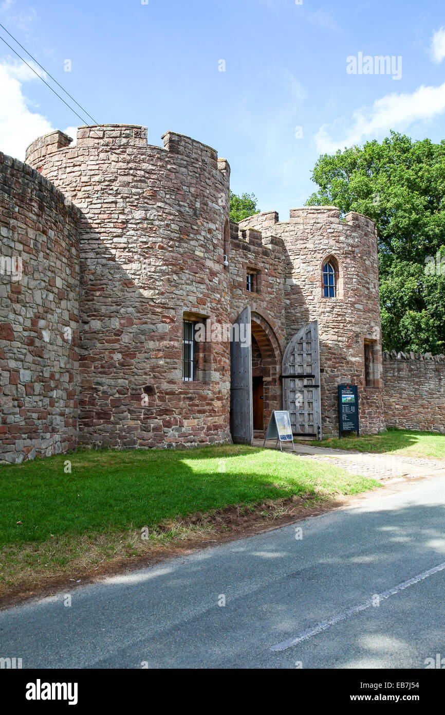 Die Tore und Tor am Eingang zum Beeston Schloß Cheshire England Stockfoto