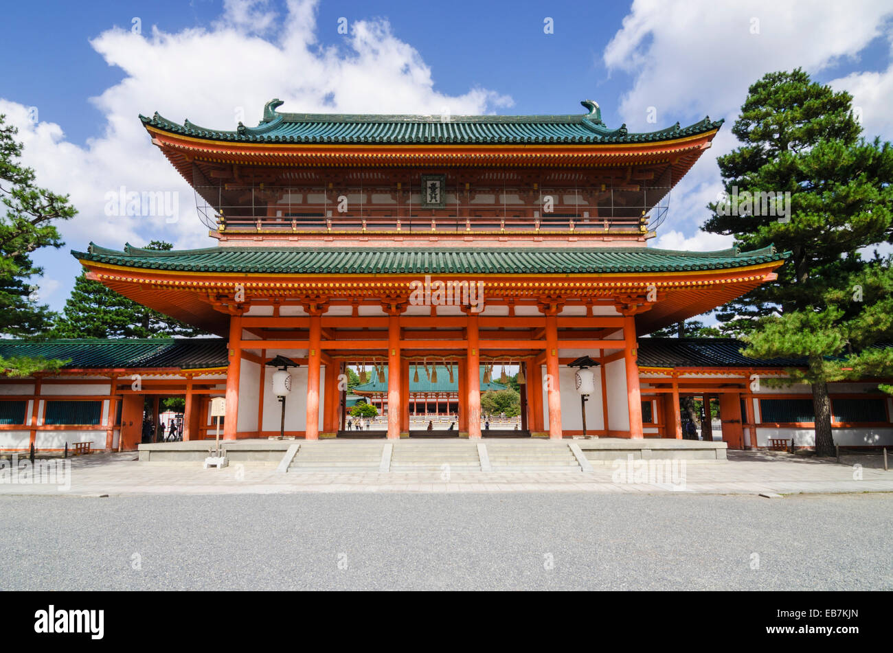 Kyoto zinnoberrot gefärbt Haupteingang Des Heian Schrein, Kansai, Kyoto, Japan Stockfoto