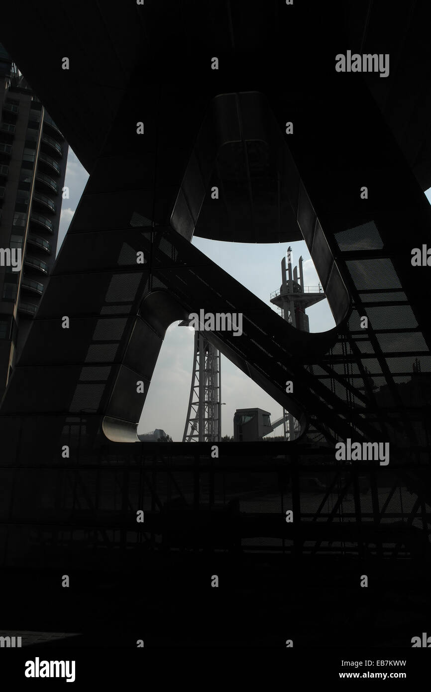 Blauer Himmel Porträt von Lowry Steg durch perforierte Stahl Tragfläche Baldachin, Lowry Centre Eingang, Salford Quays, Manchester Stockfoto