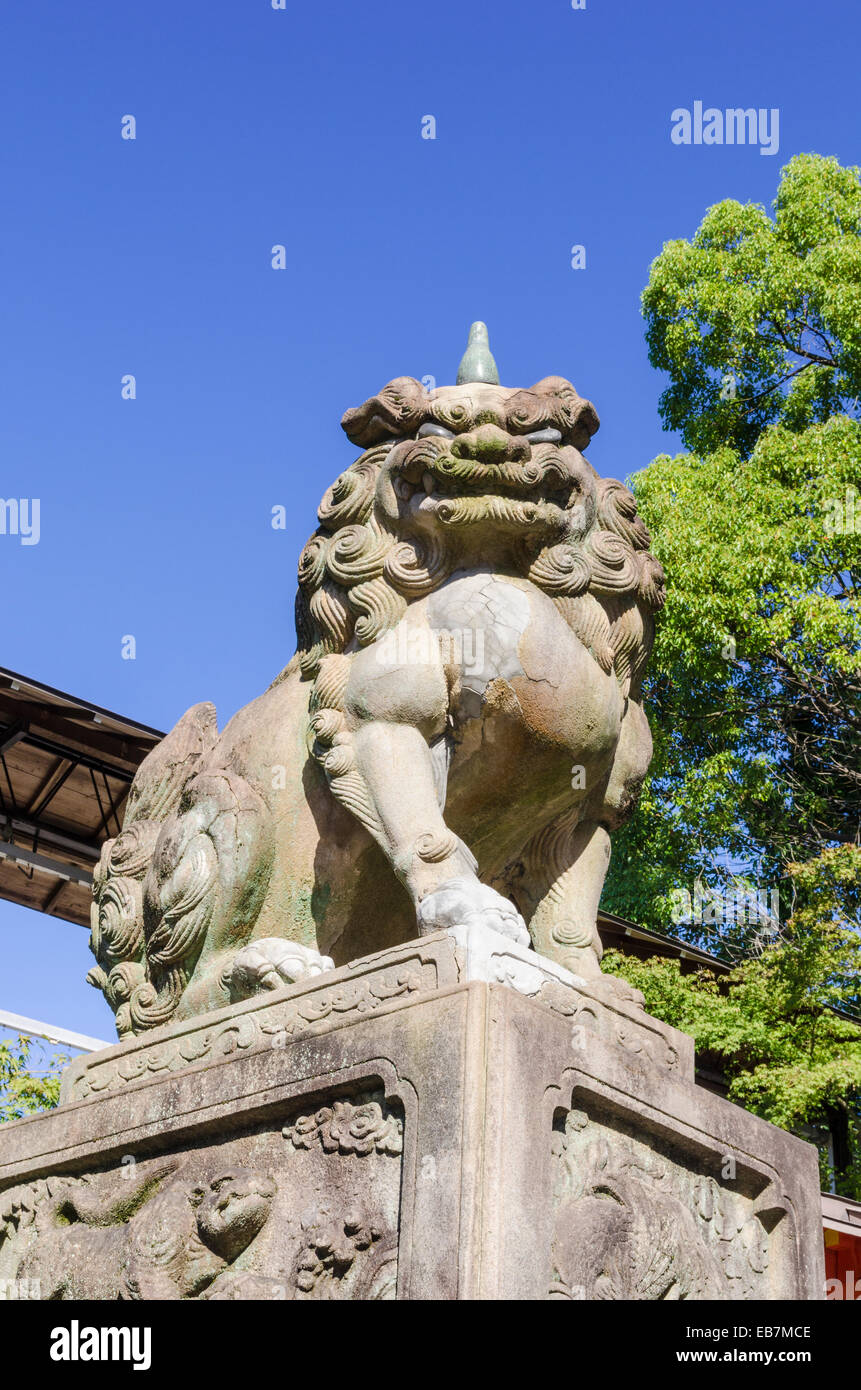 A stone lion-dog guardian, one of a pair guarding the entrance to the Yasaka Shrine, Kyoto, Kansai, Japan Stockfoto