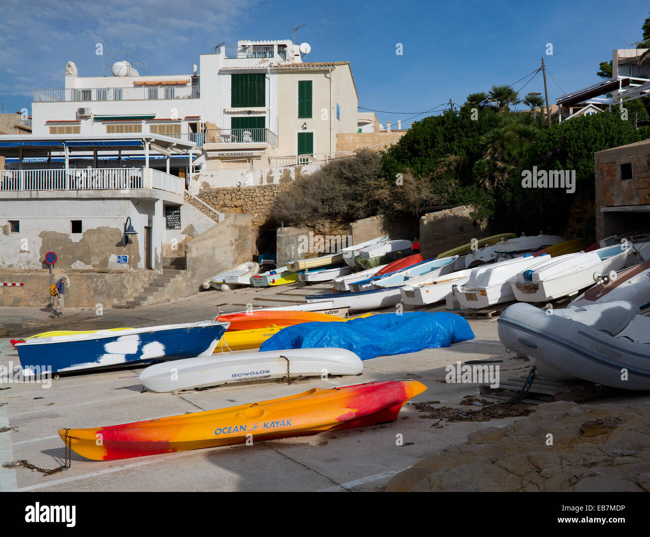 SANT ELM, Mallorca, Spanien - 30. Oktober 2013: Boote und Kajaks auf dem Gelände der Marina am 30. Oktober 2013 in Sant Elm, San Telmo, Ma Stockfoto