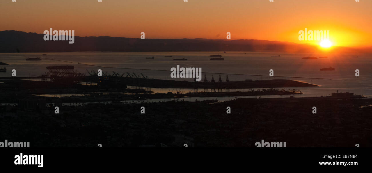Los Angeles, Kalifornien, USA. 27. November 2014. Thanksgiving-Sonne geht über Los Angeles Harbor und scheint auf San Pedro, Kalifornien. Bildnachweis: Brent Clark/Alamy Live-Nachrichten Stockfoto
