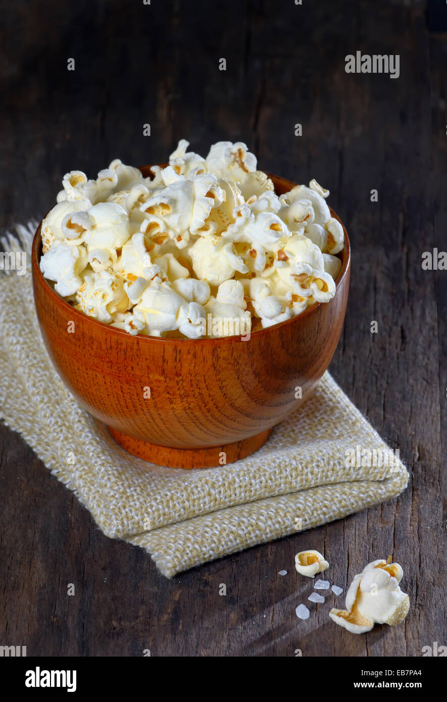 Schüssel Popcorn auf alten hölzernen Hintergrund isoliert Stockfoto