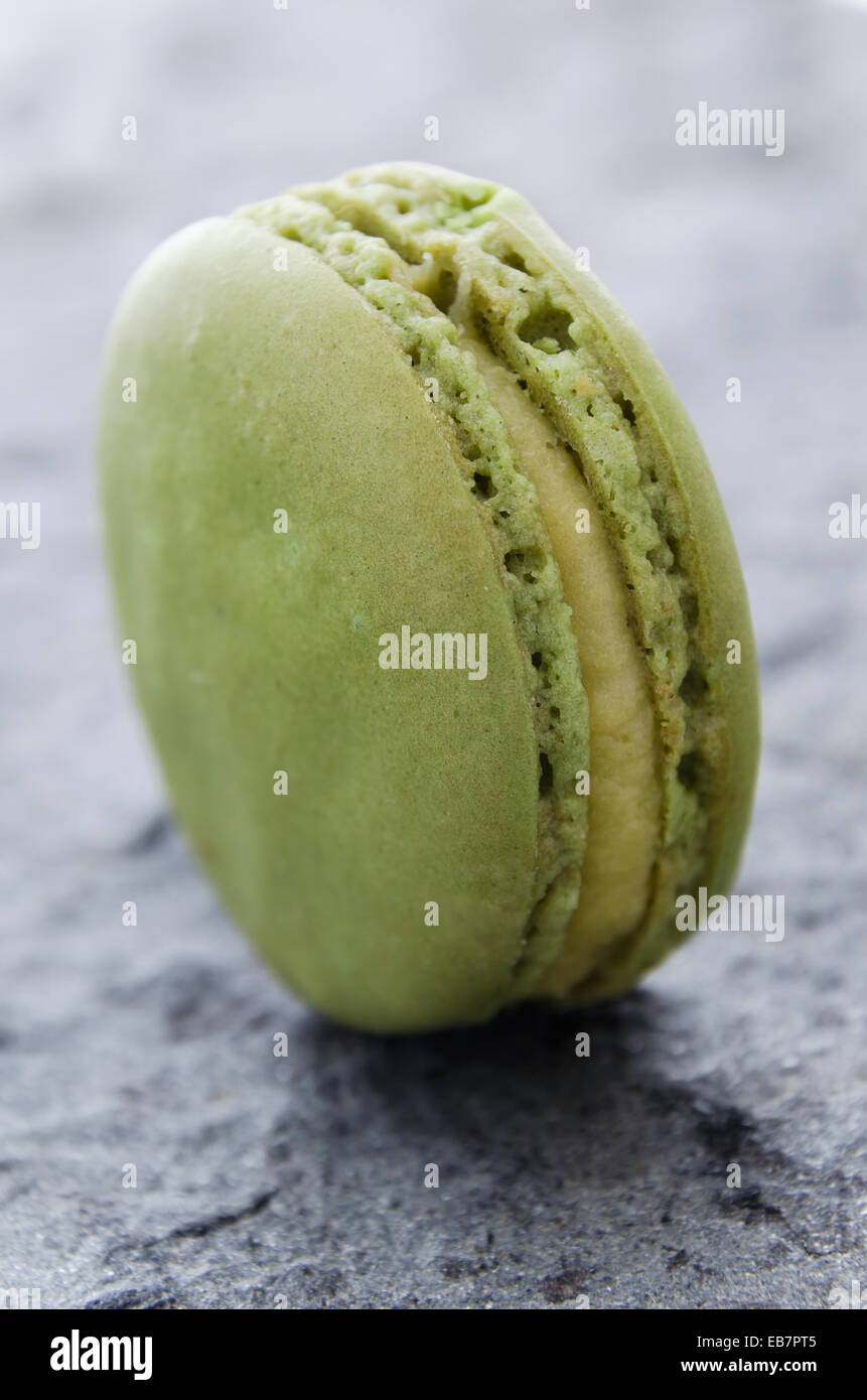 Einzelne süße Makronen Keks über grauen Stein Stockfoto