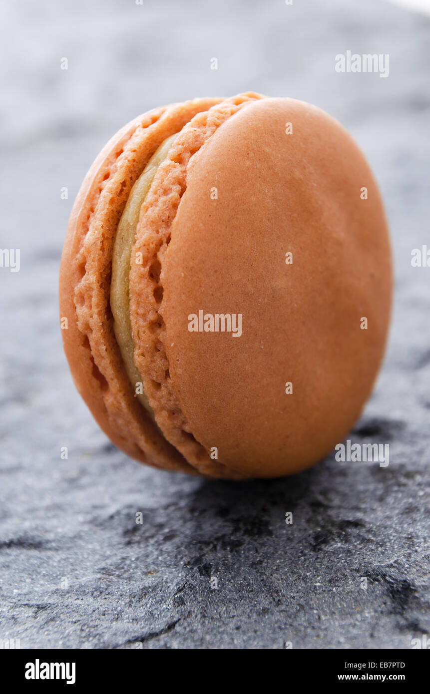 Einzelne süße Makronen Keks über grauen Stein Stockfoto