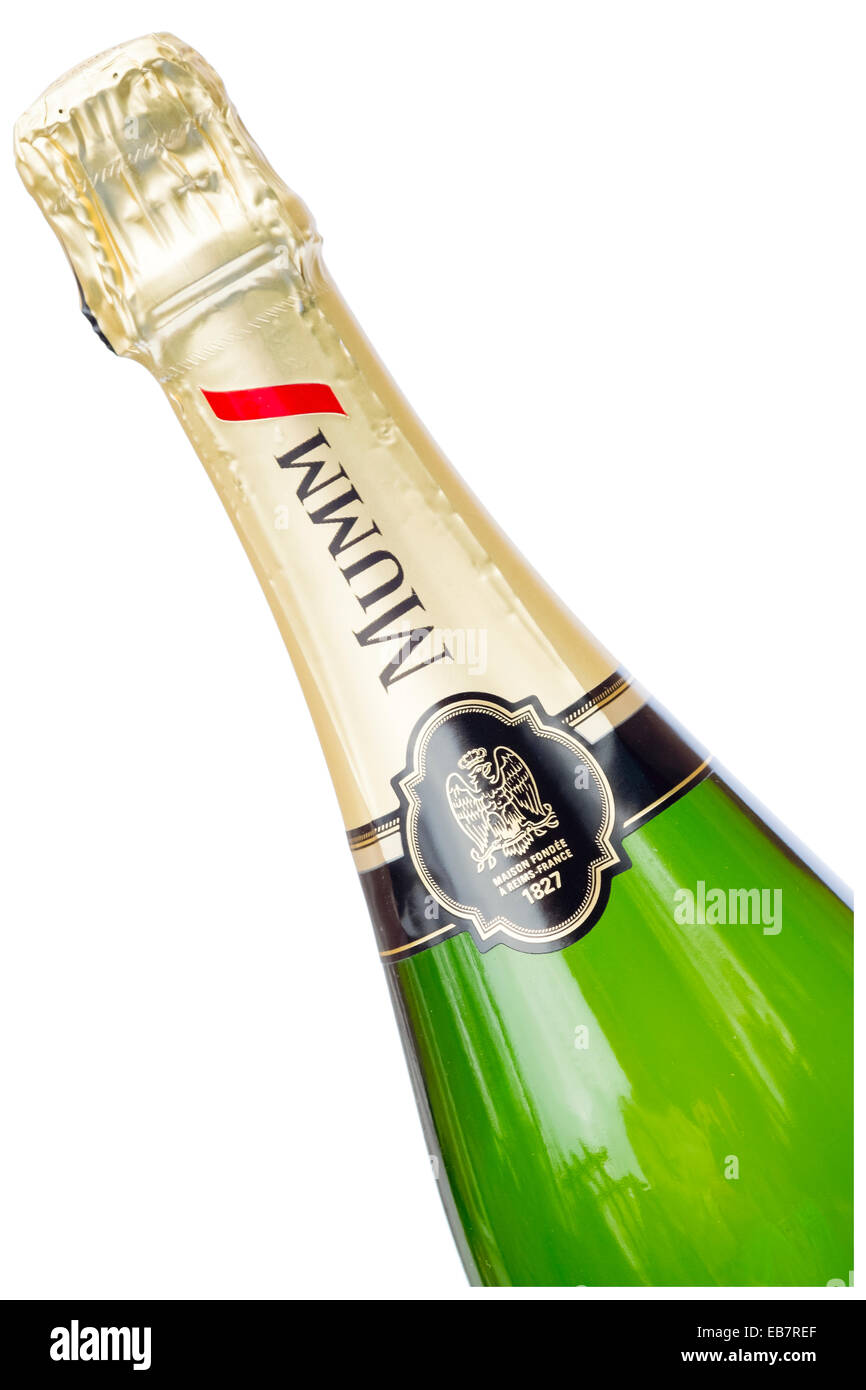 Flasche Mumm Champagner ausgeschnitten oder isoliert auf einem weißen Hintergrund. Stockfoto