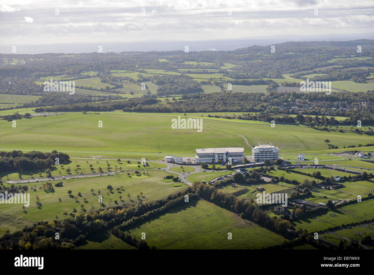 Eine Luftaufnahme von Epsom Downs Rennbahn und die Landschaft dahinter. Stockfoto