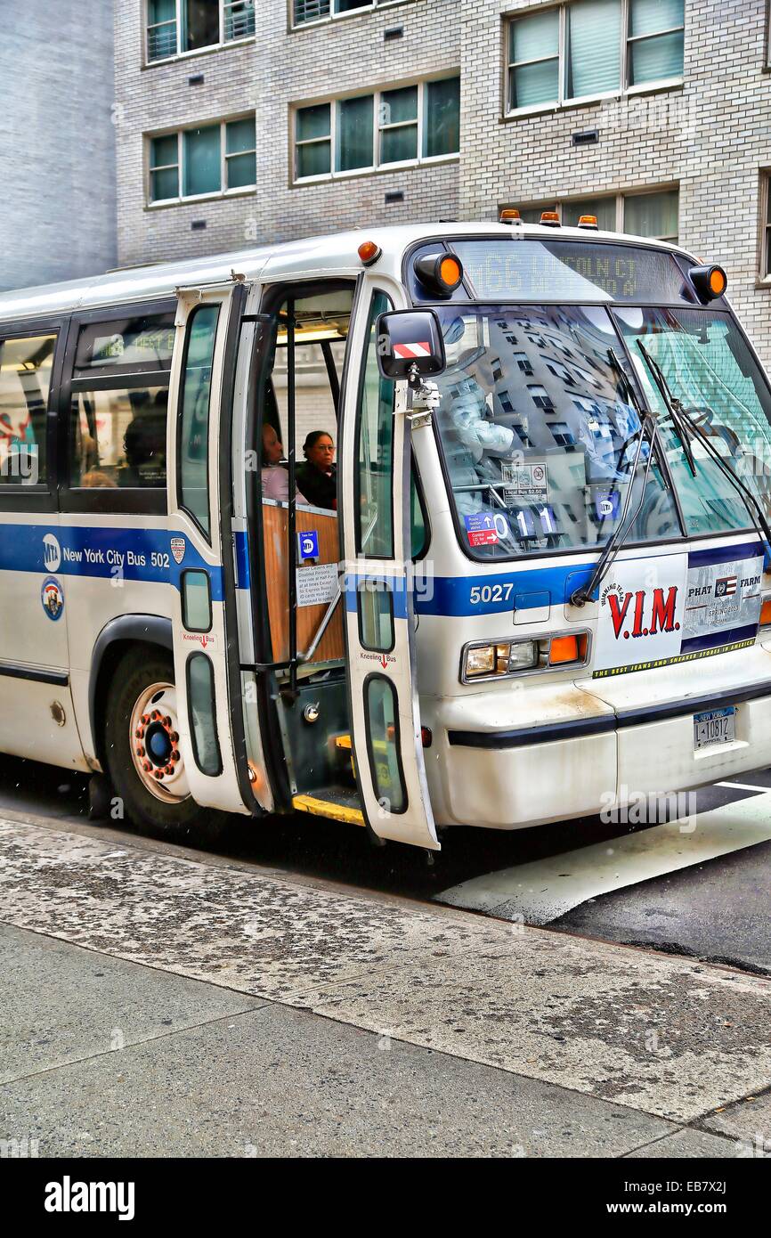 Mt66 Crosstown New-York-City-Bus an der Third Avenue und East 67h Street  Station, Tür öffnen für Passsengers zu betreten und verlassen  Stockfotografie - Alamy
