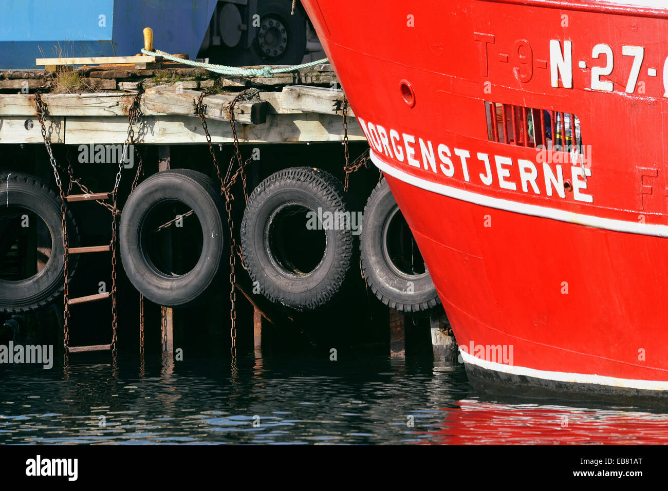 Rot lackiert Bug eines Schiffes vor schwarzen Reifen auf dem Holzsteg, 25. August 2012 Stockfoto