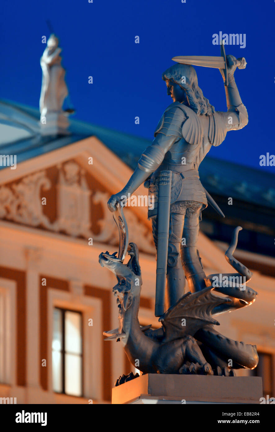 Lettland, Altstadt von Riga, das Haus der Schwarzhäupter und der St-Roland-Statue. Stockfoto