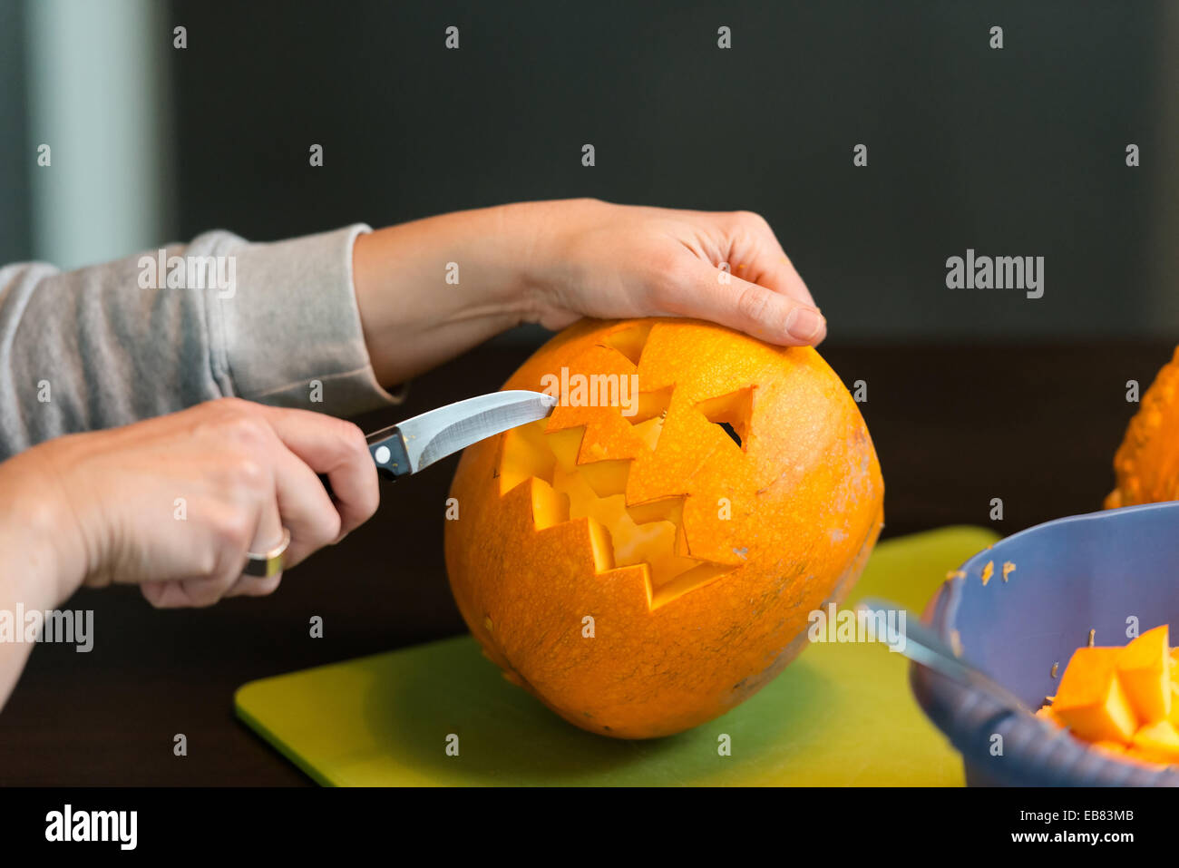 Halloween-Kürbisse Jack O'Lantern wird für Halloween geschnitzt Stockfoto