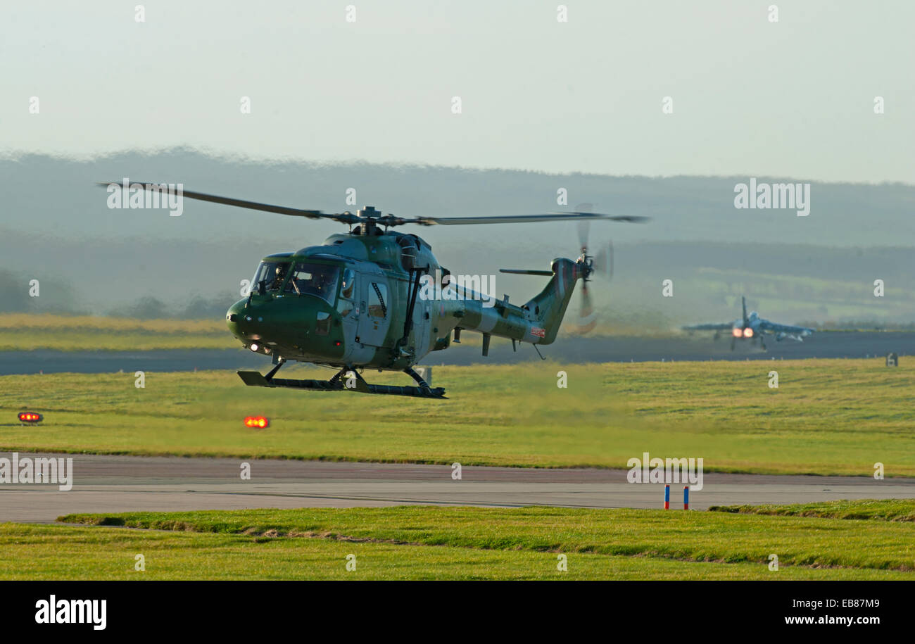UK-Armee Westland Lynx WG-13 AH7 Hubschrauber XZ222 heben um RAF Lossiemouth, Moray ausgeschaltet.  SCO 9233. Stockfoto