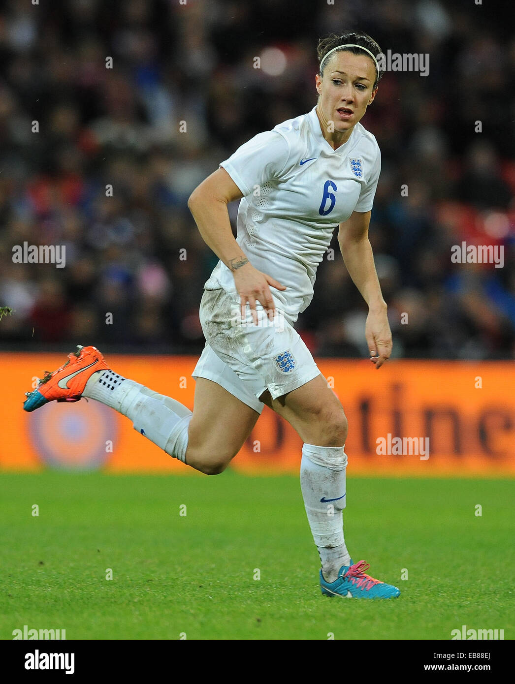 London, UK. 23. November 2014. Lucy Bronze von England Frauen.-Womens International Fußball - England Vs Deutschland - Wembley Stadium - London, England - 23rdNovember 2014 - Bild Robin Parker/Sportimage. © Csm/Alamy Live-Nachrichten Stockfoto