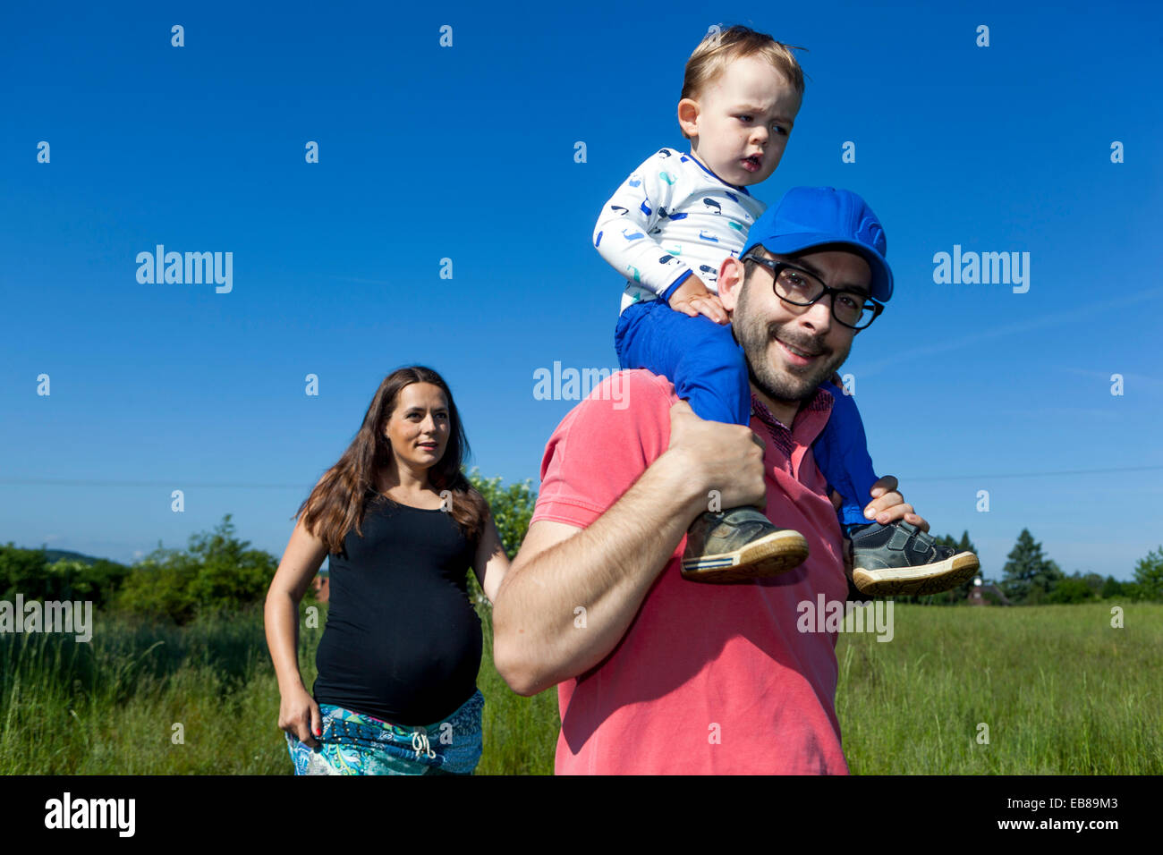 Schwangere Frau, Familie, Mutter, Vater und Sohn im Freien Stockfoto