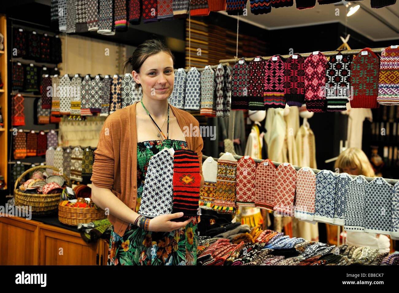 junge Verkäuferin Mädchen in eine traditionelle Wolle stricken Shop, Riga,  Lettland, Baltikum, Nordeuropa Stockfotografie - Alamy