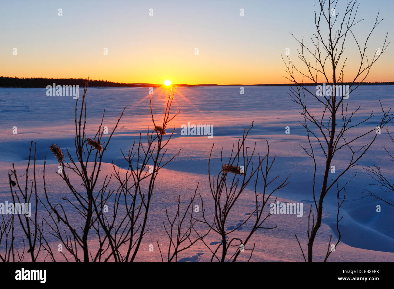 Winterlandschaft. Sonnenuntergang in Lappland, Finnland Stockfoto