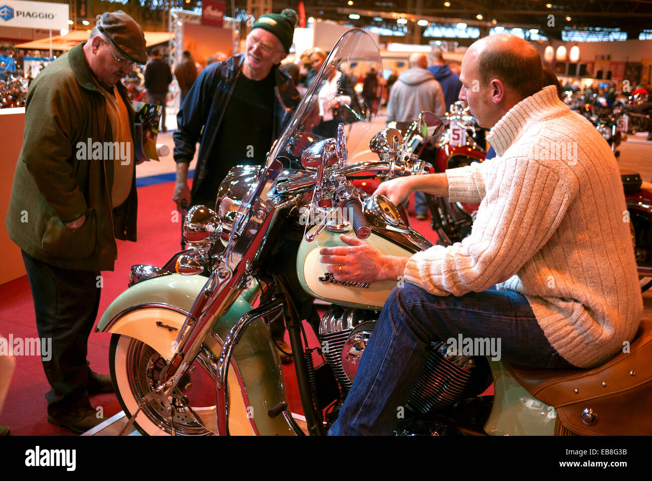 Besucher der Motorcycle Live Show in Birmingham NEC, werfen Sie einen Blick auf ein indisches Motorrad. Stockfoto