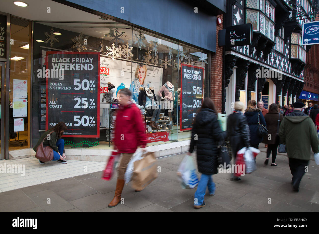 Chester, Cheshire, UK 27. November 2014.  Schwarzer Freitag Vertrieb Wochenende.  Stadtzentrum Weihnachtseinkäufe Saison, Einzelhandel, Geschäfte, Weihnachten Shopper, Rabatt Verkauf shopping und Konsumausgaben am schwarzen Freitag Wochenende gilt als die größte shopping-Event des Jahres.   U.K Einzelhändler haben die US-Post-Urlaub Verkauf Bonanza angenommen, sogar obwohl viele Kunden blieben überrascht von Wand zu Wand Rabatte in ihren Lieblingen Läden wie einige verrückt nach Schnäppchen ging.  Bildnachweis: Mar Photographics/Alamy Live-Nachrichten Stockfoto