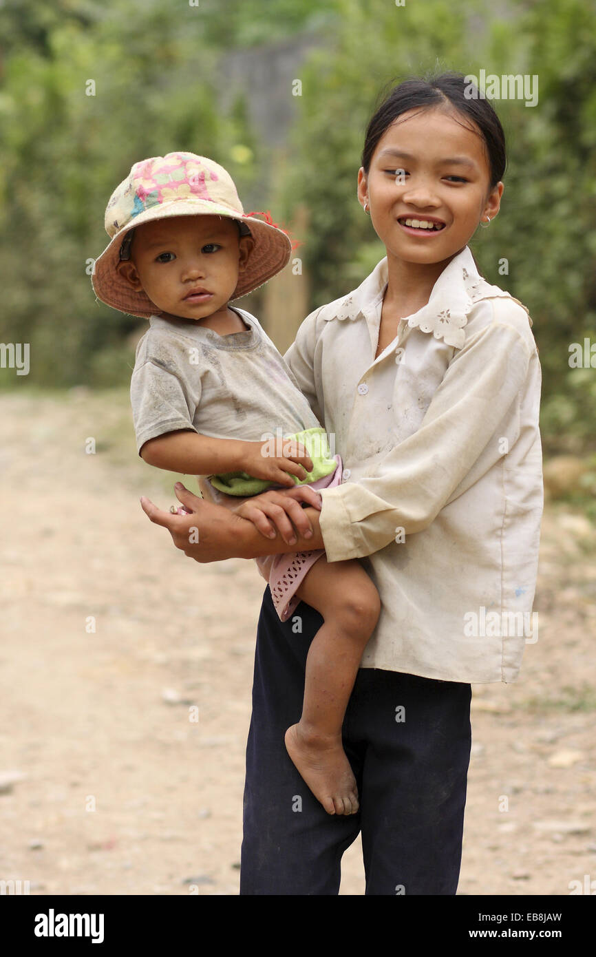 Kleine Mädchen und Bruder in Cat Cat Dorf Sapa, Provinz Lao Cai, Vietnam. Stockfoto