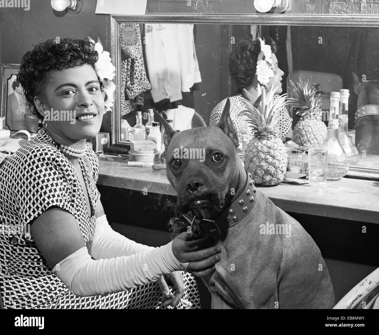 BILLIE HOLIDAY (1915-1959) US jazz-Sängerin mit ihrem Hund Mister im Juni 1946. Foto William Gotlieb Stockfoto