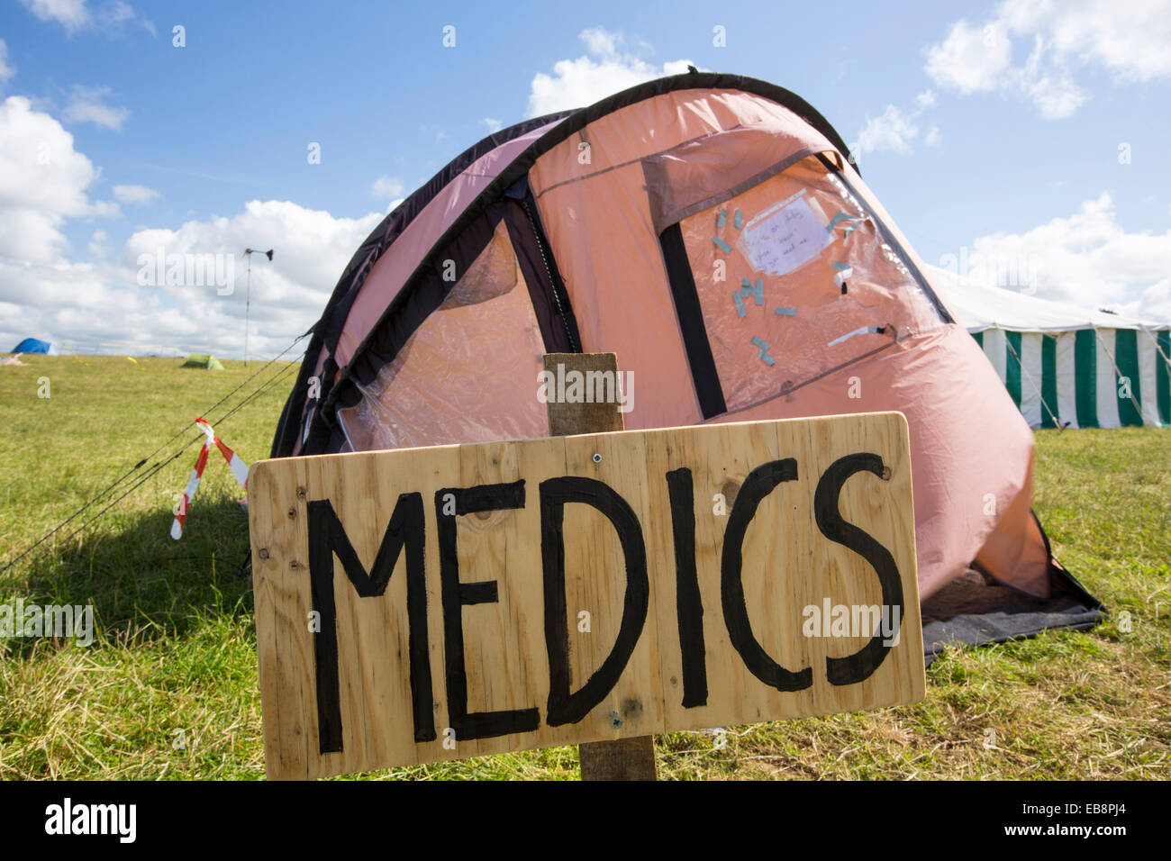 Ein Sanitäter-Zelt in einem Protest-Camp gegen Fracking an einem Bauernhof Standort am kleinen Plumpton in der Nähe von Blackpool, Lancashire, UK, wo der Rat zum ersten Mal im Vereinigten Königreich erteilt Baugenehmigung für gewerbliche Fracking her Schiefergas durch Cuadrilla. In den Backgroud ist eine CCTV-Kamera von Cuadrilla installiert. Stockfoto